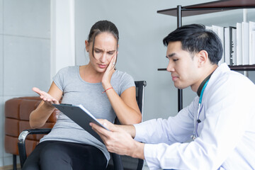 Obraz premium Psychological consultant treatment and healthy concept. Upset woman frustrated by problem with work or relationships, feeling stressful talking to the psychologist while doctor writing down on a paper