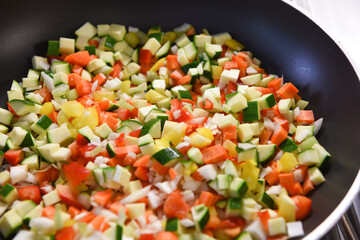 padella con verdure cucinare cuocere cottura chef cuoco 