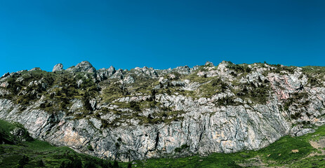Des montagnes dans les Hautes-Pyrénées