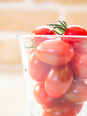 グラスに入ったミニトマト