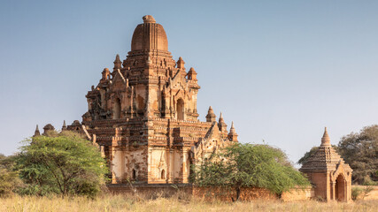 Fototapeta na wymiar Ancient Myauk Guni pagoda