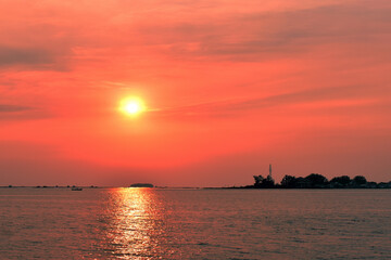 Obraz na płótnie Canvas Sunset on the sea