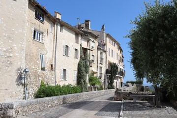 Fototapeta na wymiar Rue étroite et piétonne de Saint Paul de Vence, ville de Saint Paul de Vence, Département des Alpes Maritimes, France