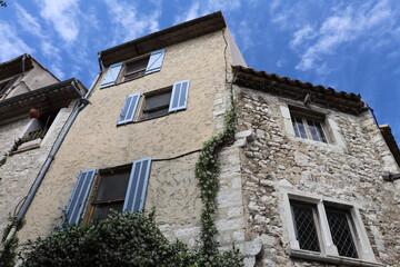 Fototapeta na wymiar Façade d'immeuble typique à Saint Paul de Vence, ville de Saint Paul de Vence, Département des Alpes Maritimes, France