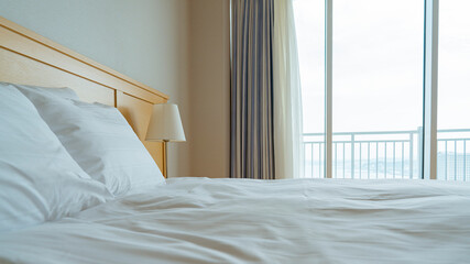 침대 매트리스 위에서 촬영한 호텔 방