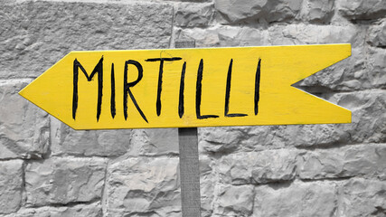 cartello giallo con scritta mirtilli, yellow sign with blueberries writing 