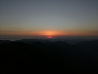 Amanecer en la montaña 