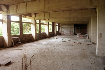 An empty room that is not finished yet. The hall in the building that is being rebuilt.