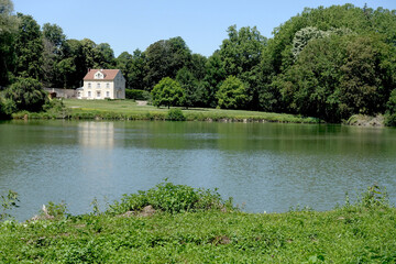 Maison de campagne et plan d'eau