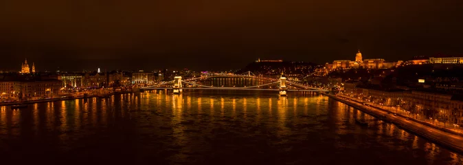 Foto op Plexiglas Panoramic aerial drone shot of Chain bridge over danube river in Budapest evening © Davidzfr