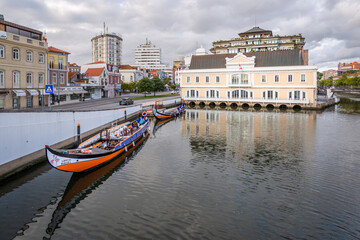Fototapeta premium Colorful Moliceiro boat rides in Aveiro are popular with tourists to enjoy views of the charming canals.