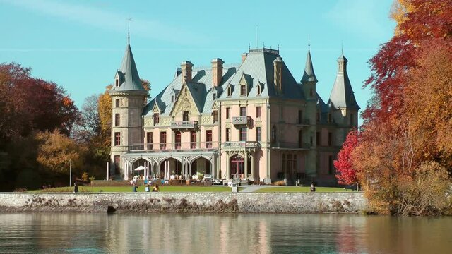 Schloss Schadau am Thunersee im Herbst, Kanton Bern, Schweiz