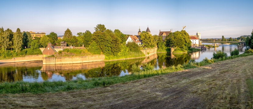 Hamelner Weserinsel bei tiefstehender Sonne