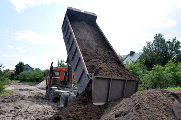 the truck unloads bulk cargo © ESENIY