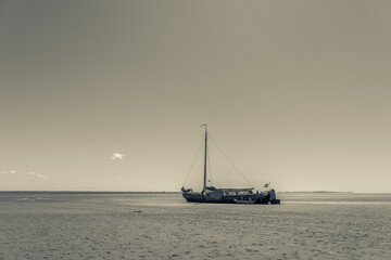 A boat ship sail vessel run upon the sands on Terschelling island; strike bottom; get aground