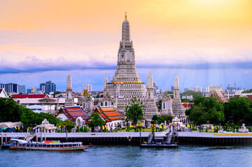 Naklejka premium Wat Arun Temple in bangkok Thailand. Wat Arun is a Buddhist temple in Bangkok Yai district of Bangkok, Thailand