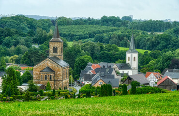 Zwei Kirchen im Dorf Düssel bei Wülfrath