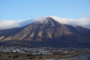 Vista desde la carretera monta&ntilde;a tocando las nubes 