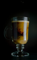 taza  estilo irlandesa con cafe negro con leche