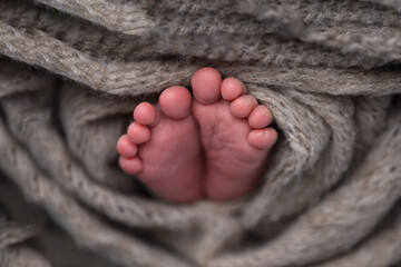 Foto em detalhes dos pezinhos de um bebê