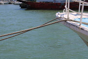 Obraz premium boat on the dock tied with rope 