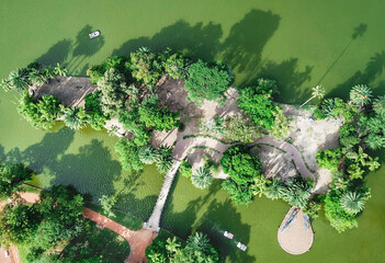 Paseo y vistas aereas en el parque el rosedal; rodeado de muchos tipos de flores, ubicado en los bosques de palermo Buenos Aires, Argentina