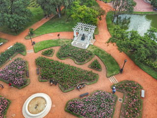 Paseo y vistas aereas en el parque el rosedal; rodeado de muchos tipos de flores, ubicado en los...