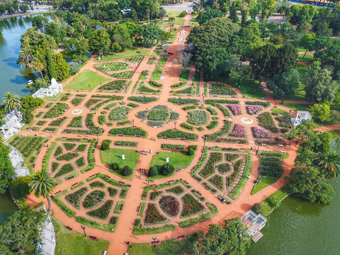 Paseo y vistas aereas en el parque el rosedal; rodeado de muchos tipos de flores, ubicado en los bosques de palermo Buenos Aires, Argentina