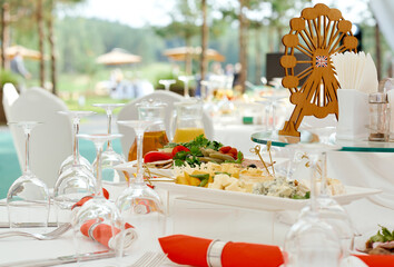 Catering. A serving table, ready for the arrival of guests. Stylized as England. With red napkins and the London Eye.