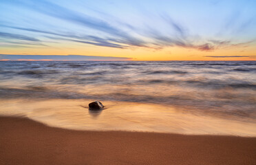 Obraz premium sunset on the shore of Lake Ladoga