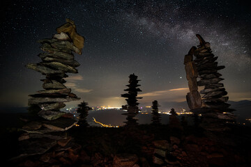 Stein Balance im Gebirge bei Nacht mit Milchstraße am Himmel