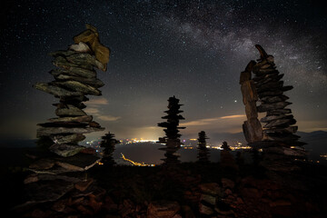 Stein Balance im Gebirge bei Nacht mit Milchstraße am Himmel © Markus