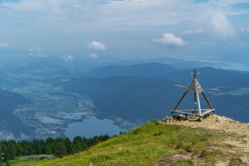 Urlaub in &Ouml;sterreich - Wandern in K&auml;rnten mit Blick auf den Ossiacher See