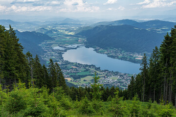 Urlaub in Österreich - Wandern in Kärnten mit Blick auf den Ossiacher See