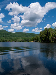 Obraz premium cloud formation over a lake