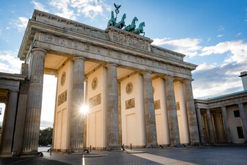 Obraz premium brandburg gate berlin niemcy podczas zachodu słońca
