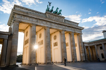Obraz premium man standing in front of brandburg gate berlin germany during sunset