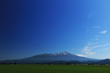 Fototapeta premium 山形 初夏 田園風景と鳥海山