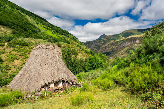 Caba&ntilde;a de teito en el Parque Nacional de Somiedo.