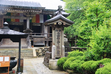 Fototapeta premium 山形の梅雨 雨の山寺（立石寺）根本中堂