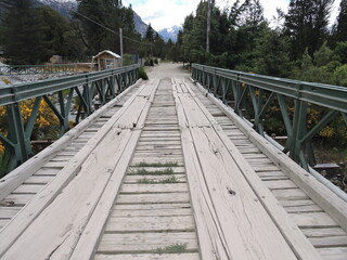 Obraz premium Puente de madera, camino y paisaje