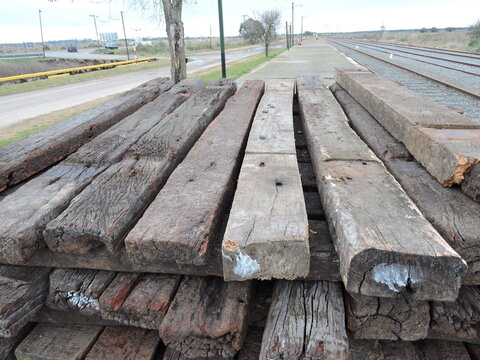 Durmientes ferroviarios de quebracho apilados