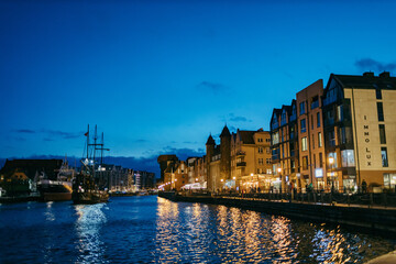 Naklejka premium A boat is docked next to a body of water