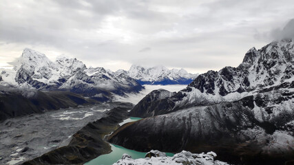 Fototapeta na wymiar Landscape view of Gokyo lake in Nepal, surrounded by beautiful mountains and peaks, Mount Everest