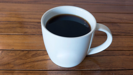 카페의 흰색 머그컵에 담긴 따뜻한 아메리카노