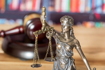 Richterhammer und Justitia Göttin der Gerechtigkeit