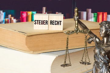 Justitia, Gesetzbuch und Steuerrecht