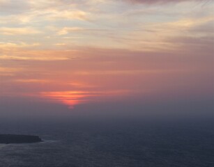 Obraz premium Beautiful colorful sunset on the island of Santorini in Greece
