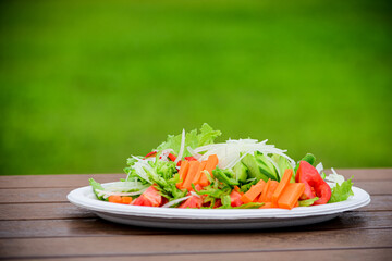 新鮮でおいしい野菜サラダは健康を保つ大事な食材