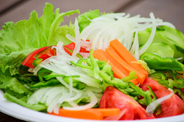 新鮮でおいしい野菜サラダは健康を保つ大事な食材